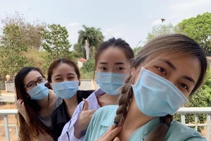 Món quà đặc biệt 4 du học sinh Anh tặng nhân viên khu cách ly