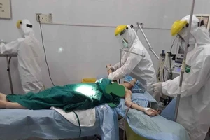 Bác sĩ mặc đồ bảo hộ cứu sản phụ vỡ thai ở khu cách ly