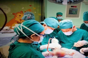 Bé trai bị thủng ruột sau khi người cha tấp vào lề tránh mưa