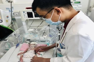 Cuộc đại phẫu kỳ diệu cứu bé gái sinh non cân nặng chỉ 1,2 kg