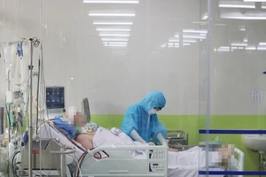 Phi công người Anh có tín hiệu tỉnh, làm theo lời bác sĩ được