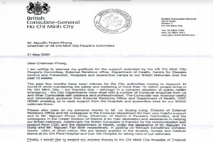 Tổng Lãnh sự Anh cảm ơn y bác sĩ hết mình cứu bệnh nhân 91