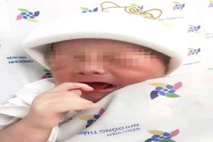 Bé trai bị bỏ rơi ven đường, rốn chưa cắt hoại tử ở TP.HCM