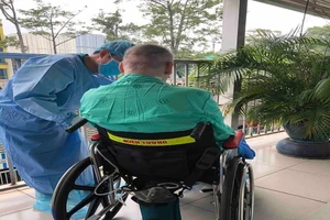 Bệnh nhân 91 được đưa ra ngoài hành lang phơi nắng mỗi sáng