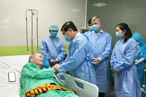 Chủ tịch TP.HCM thăm bệnh nhân 91: Cảm phục tấm lòng y bác sĩ