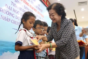 Quỹ Học bổng Vừ A Dính tiếp tục trao 160 suất học bổng 
