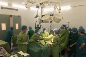 Bác sĩ hai bệnh viện cứu mẹ con sản phụ bị xuất huyết ồ ạt