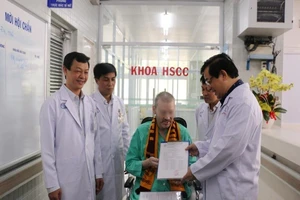 Phi công Anh tươi cười ra viện, gửi lời “Tôi yêu Việt Nam“