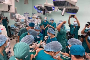 Cận cảnh ca đại phẫu thuật tách cặp Trúc Nhi - Diệu Nhi 