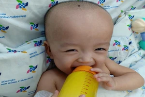 Song Nhi không còn cần thở oxy, tự cầm bình uống sữa