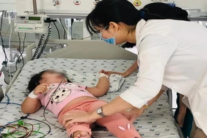 Bé gái 3 tuổi ăn nhầm cơm trộn thuốc chuột