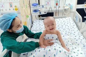 2 thiên thần Trúc Nhi, Diệu Nhi đã tự ngồi dậy, biết chơi ú òa