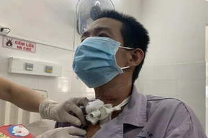 Đứt gần lìa khí quản vì bị mảnh lưỡi cưa tôn văng trúng