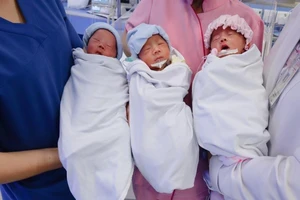 Vỡ òa hành trình tam thai 2 trai 1 gái tự nhiên chào đời