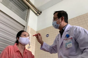 2 lần được ghép giác mạc, lần đầu ở Mỹ, lần sau ở Việt Nam