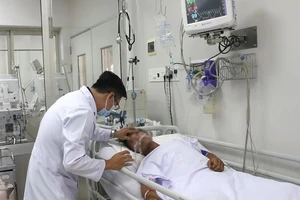 Người đàn ông ôm rắn hổ mang cấp cứu: Tiên lượng rất xấu