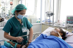 Người đàn ông bị rắn hổ mang chúa cắn còn khá nặng