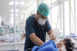 Người đàn ông bị rắn hổ chúa cắn được ngưng thở máy