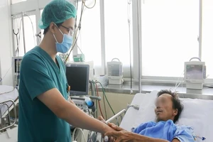 Người đàn ông ôm rắn hổ mang đi cấp cứu bình phục tốt