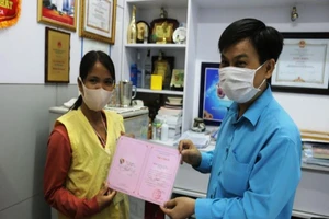 Vợ người bị rắn hổ mang cắn ủng hộ 80 triệu cho bệnh nhân khác