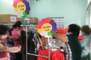 Vừa mua hàng giá 'hời' vừa đóng góp ủng hộ bệnh nhân nghèo