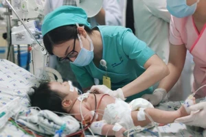 Bé trai 2,5 tháng tuổi nguy kịch do hội chứng 'baby blue'