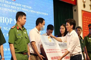 Ca sĩ Đàm Vĩnh Hưng vận động gần 7 tỉ đồng chống dịch COVID-19