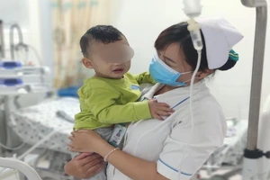 Bé trai nhập viện cấp cứu vì bị cho uống nhầm dầu xoa bóp