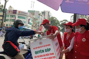 Tình người TP.HCM gửi đến đồng bào miền Trung gặp lũ lụt