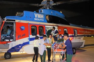 Trực thăng vượt thời tiết xấu đưa bệnh nhân vào đất liền