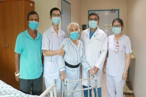 Bác sĩ ‘dám’ phẫu thuật 3 lần cứu cụ bà 105 tuổi