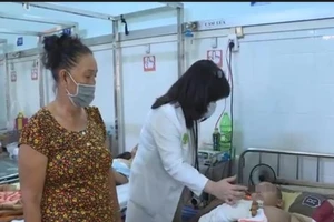 Nối cẳng tay đứt lìa cho bé 8 tuổi chạy xe máy đi mua trà sữa