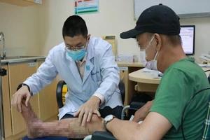 Hoại tử da chân do dùng dầu nóng xử lý vết thương