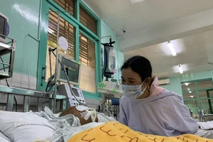 Bé trai 4 tuổi bị dượng đâm kéo vào mắt tiên lượng nặng