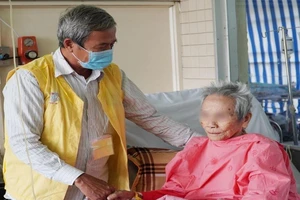 Bác sĩ mạo hiểm phẫu thuật gãy cổ xương đùi cho cụ bà 106 tuổi