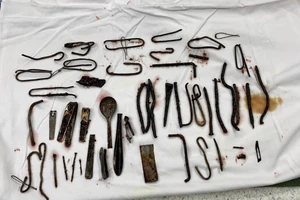 Có dấu hiệu trầm cảm, người đàn ông ăn tá lả kim loại