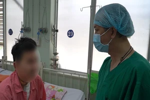 Chàng trai 24 tuổi thoát chết nhờ tung cửa ra ngoài cầu cứu