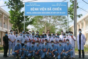 Thứ trưởng Bộ Y tế chúc Tết Bệnh viện dã chiến Củ Chi