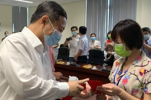 Phó Chủ tịch TP.HCM biểu dương nhân viên chống dịch xuyên Tết 