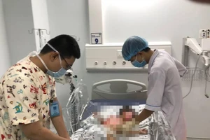 Bé trai bị phỏng nước sôi nặng. Ảnh: BVCC