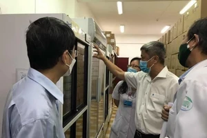 Thứ trưởng Bộ Y tế Nguyễn Trường Sơn kiểm tra công tác chuẩn bị tiêm vaccine COVID-19 diễn ra ngày mai. Ảnh: HL