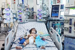 Bé gái 15 tháng tuổi trụy tim do mắc tay chân miệng