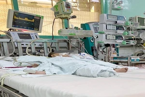 Uống nhầm dầu thắp đèn, bé trai 13 tháng tuổi nguy kịch