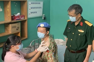 Tiêm vaccine COVID-19 cho y bác sĩ làm nhiệm vụ ở châu Phi