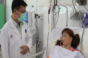 Người phụ nữ bị rắn hổ mang chúa cắn vào lưng nguy kịch