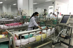 Bé trai nguy kịch sau 5 ngày chơi đá banh bị té 