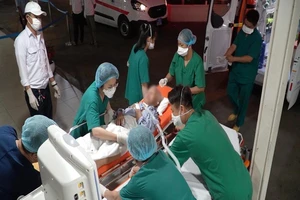 Chuyển bệnh nhân khỏi COVID-19 về BV Chợ Rẫy điều trị tiếp 