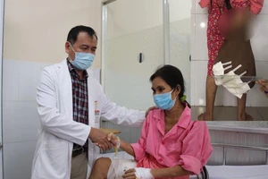 Giải thoát người phụ nữ đi đâu cũng mang theo khối u 19 kg