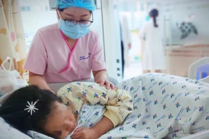 Bị tẩy chay trên mạng xã hội, bé gái 13 tuổi uống thuốc tự tử