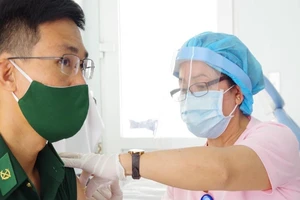 Tiêm vaccine cho lực lượng biên phòng bảo vệ biên giới Tây Nam